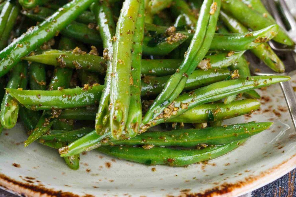 How chefs use butter to make seasoned green beans glossy, flavorful, and more appealing.